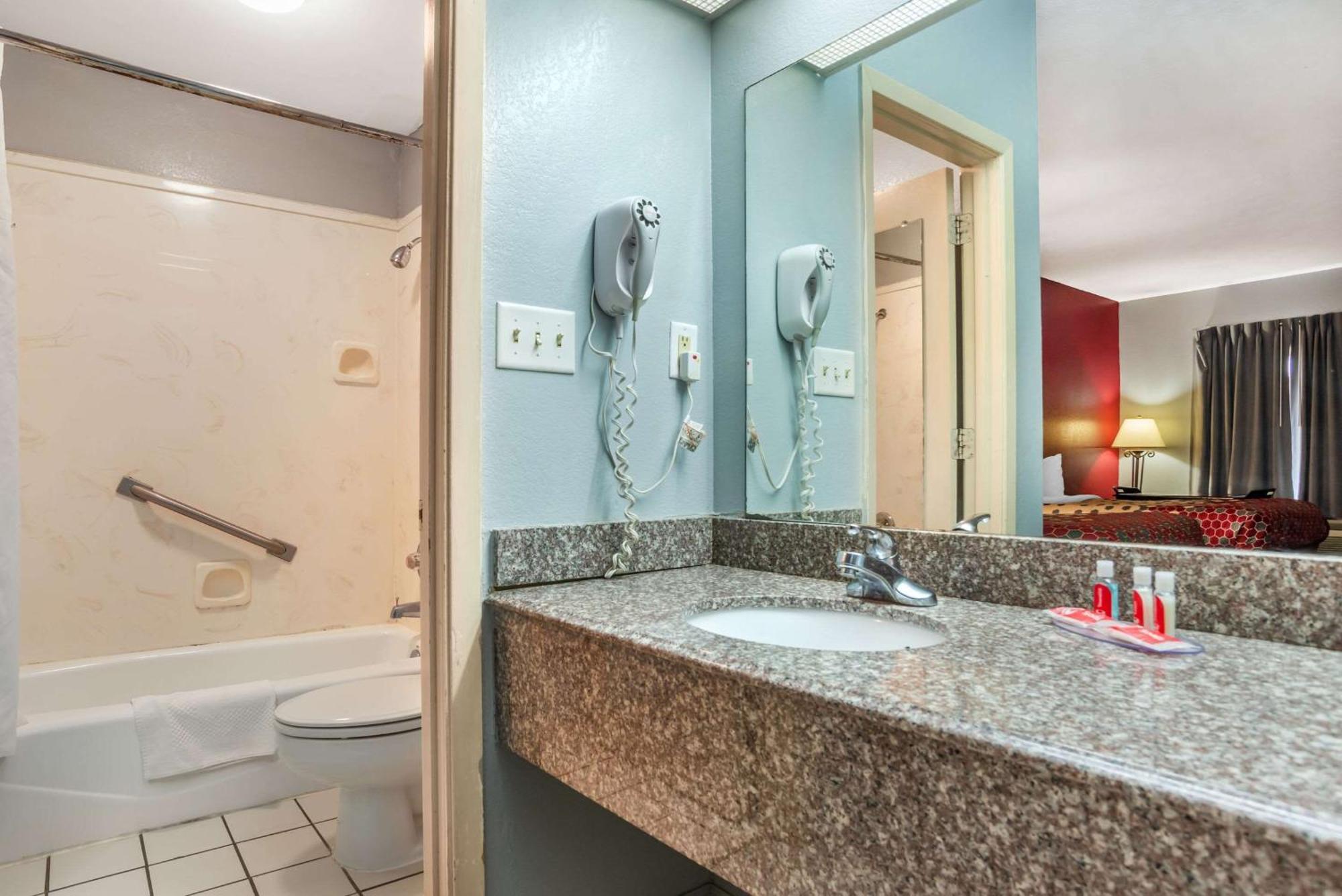Econo Lodge Inn & Suites Philadelphia Exterior photo