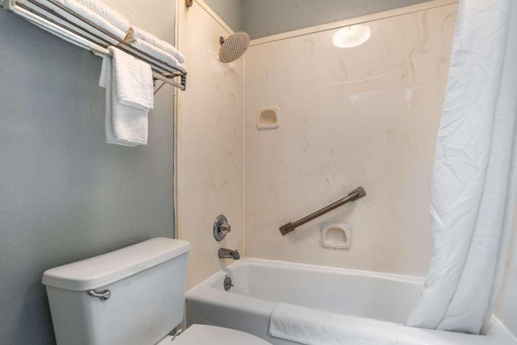 Econo Lodge Inn & Suites Philadelphia Room photo