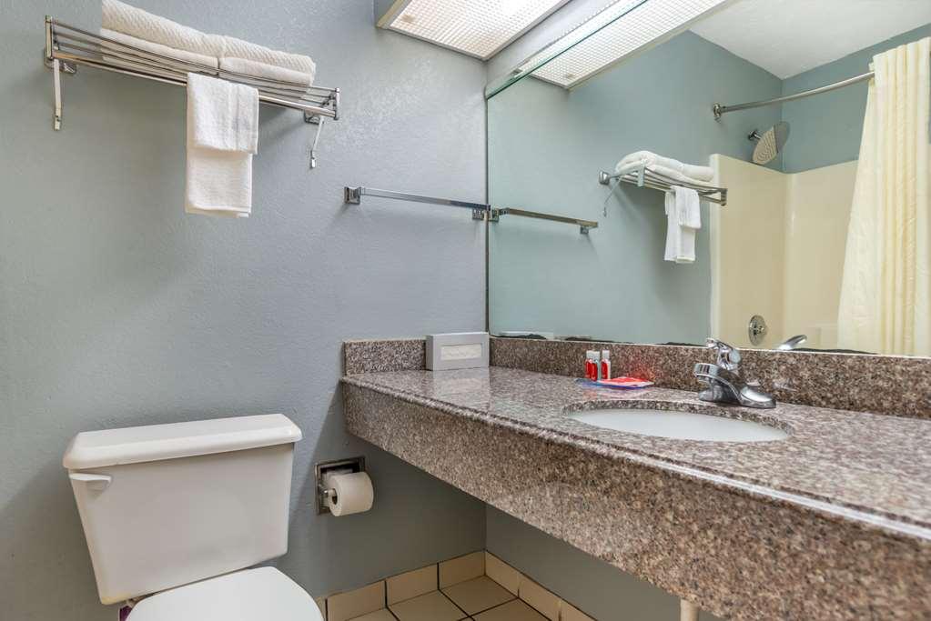 Econo Lodge Inn & Suites Philadelphia Room photo