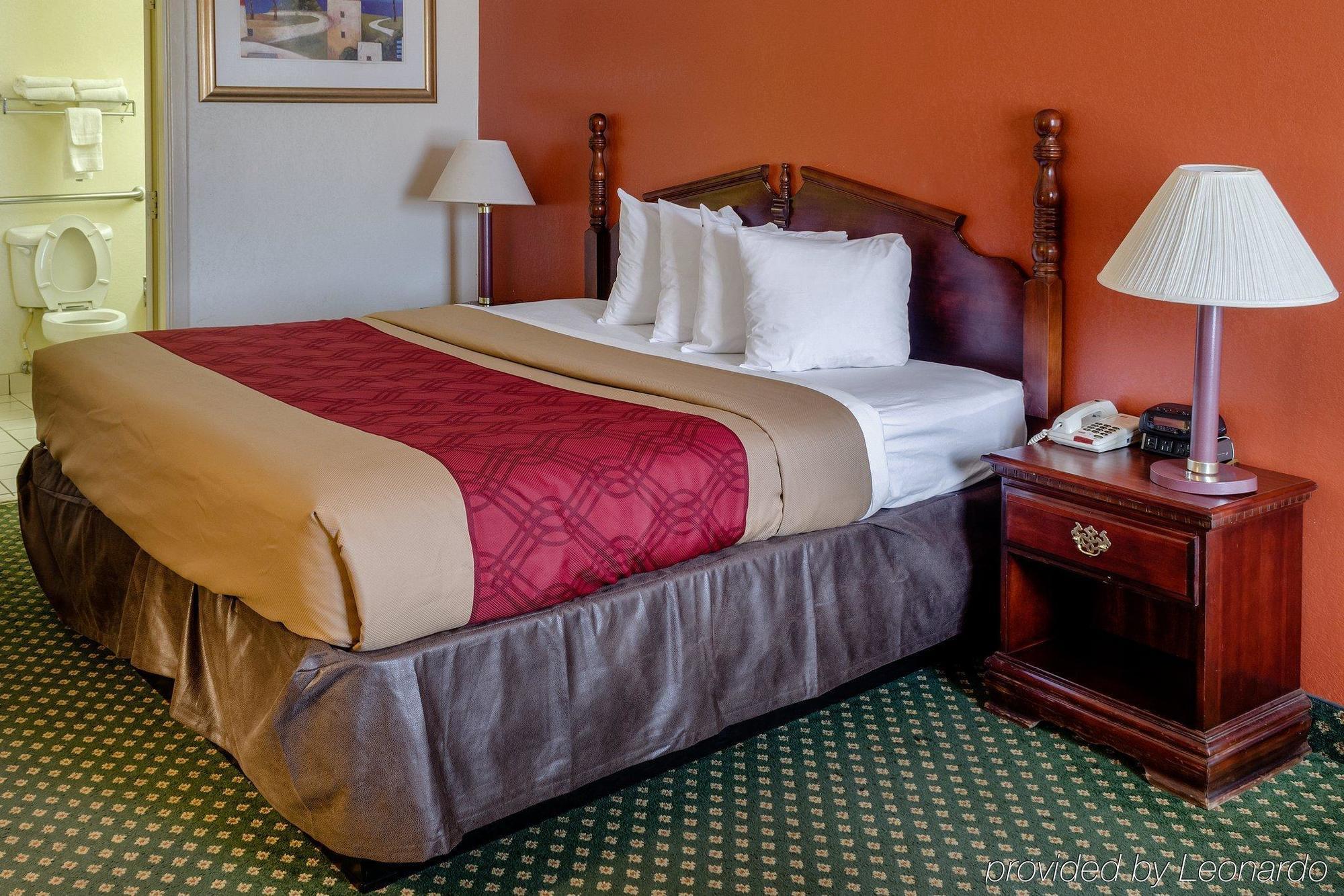 Econo Lodge Inn & Suites Philadelphia Exterior photo